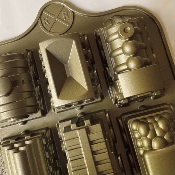 NORDIC WARE "Train" 9 Car Cake Pan EUC - Picture 9 of 9